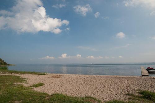 Een strand bij of vlak bij het pension