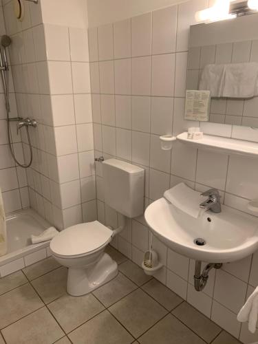 Kylpyhuone majoituspaikassa Gästehaus Gisela