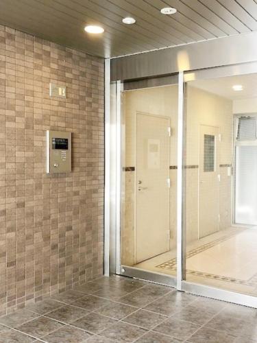 a glass door in a room with a shower at ピオーレ大手門501 in Susakiuramachi