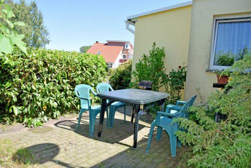 una mesa y sillas en un patio en Haus Friedenswinkel, en Thiessow