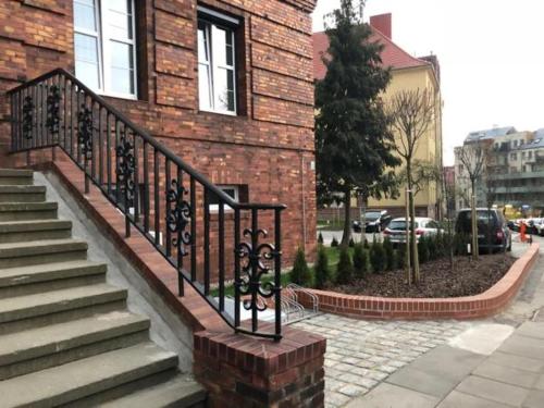 ceglany budynek ze schodami przed budynkiem w obiekcie Apartament 100 Apartamenty No 1 Ogród w Centrum w Szczecinie
