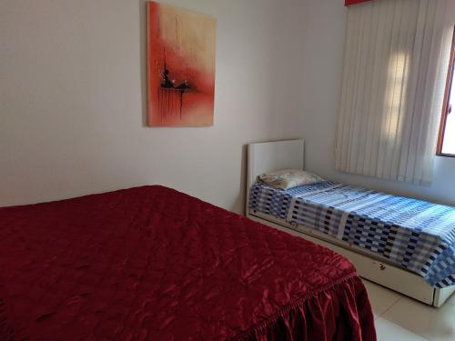 1 dormitorio con 1 cama y una pintura en la pared en Casa 1/4 Chapada Diamantina/ibicoara, en Ibicoara