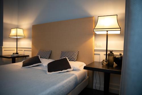 a bedroom with a bed with two lamps on it at Quel Castello di Diegaro in Cesena