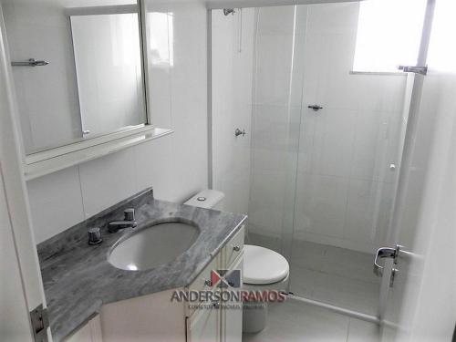 y baño con lavabo, aseo y espejo. en 1022 - Apartamento com vista para o mar de Bombinhas - Residencial Areia Branca Apto 301, en Bombinhas