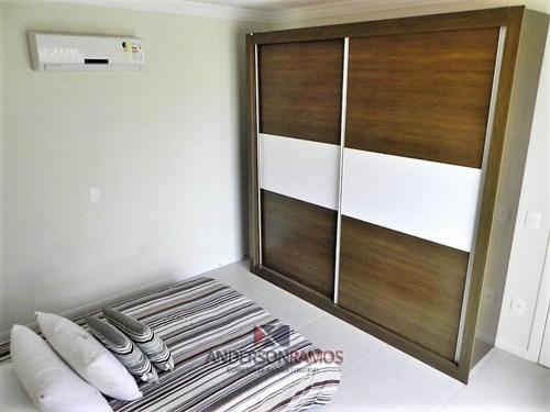 Habitación con armario con almohadas en 1022 - Apartamento com vista para o mar de Bombinhas - Residencial Areia Branca Apto 301, en Bombinhas