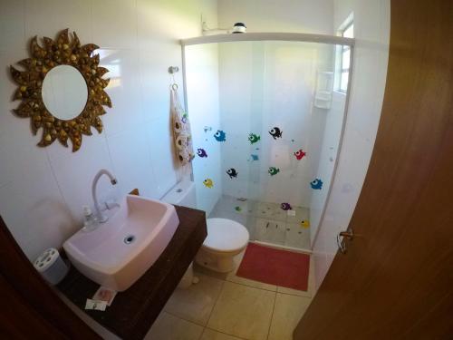 uma casa de banho com um lavatório, um WC e um chuveiro em Bardul´s House em Ubatuba