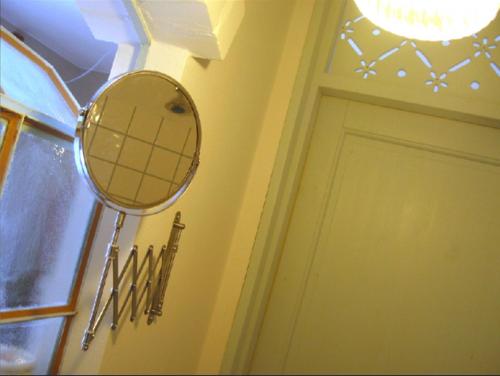 un espejo colgado en una pared junto a una puerta en Fajne Miejsce en Jeziorany