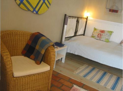 ein Schlafzimmer mit einem Bett, einem Stuhl und einem Stuhl in der Unterkunft Fajne Miejsce in Jeziorany