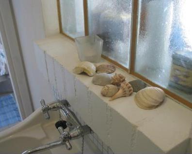 a bathroom counter with a mirror and a sink at Fajne Miejsce in Jeziorany