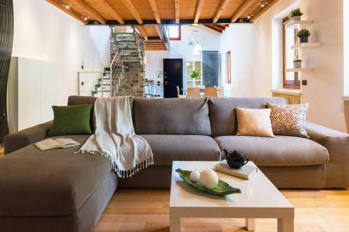 Posedenie v ubytovaní JOIVY Scenic 2BR Apt with Balcony & Parking