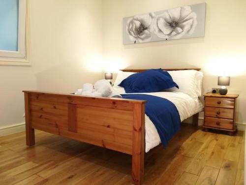 sypialnia z łóżkiem z niebieską i białą pościelą w obiekcie Spacious, Ground Floor, 2 Bedroom Apartment, Uplands, Swansea w mieście Swansea