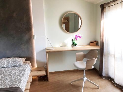 安圭拉薩巴齊亞的住宿－REnt Room Wood，一间卧室配有书桌、镜子和椅子