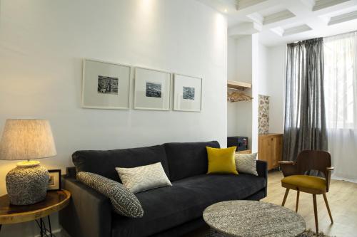 Ein Sitzbereich in der Unterkunft Suite Azur Hotel