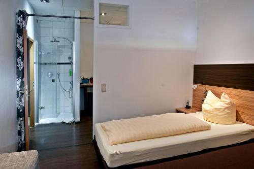 Un pat sau paturi într-o cameră la Zum Treppche Hotel Garni
