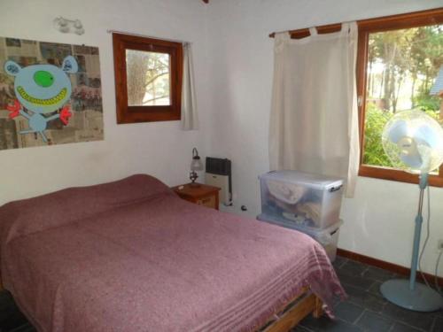 Ένα ή περισσότερα κρεβάτια σε δωμάτιο στο Casa completa en el bosque para 8 personas no aceptamos grupos de jovenes