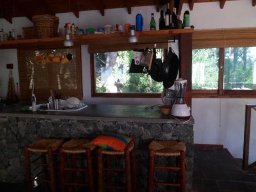 Imagem da galeria de Casa completa en el bosque para 8 personas no aceptamos grupos de jovenes em Pinamar