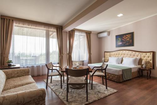 A seating area at Hotel Villa Magus