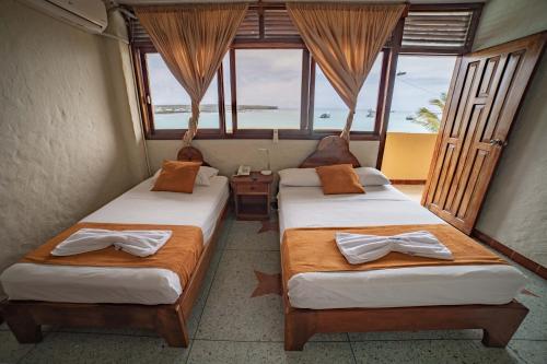 Tempat tidur dalam kamar di Hostal Estrella de Mar