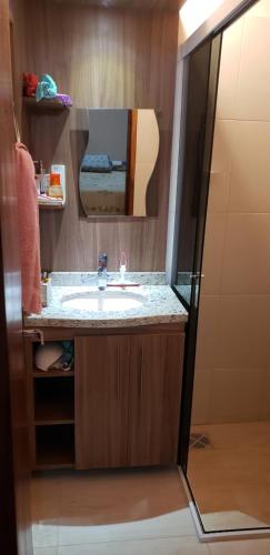 y baño con lavabo y espejo. en Gaucho House HABITACION EN DUPLEX, en Asunción