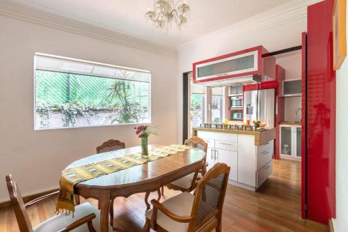 a kitchen and dining room with a table and chairs at Loft Contemporaneo a 50m de la Plaza Principal de Coyoacán in Mexico City