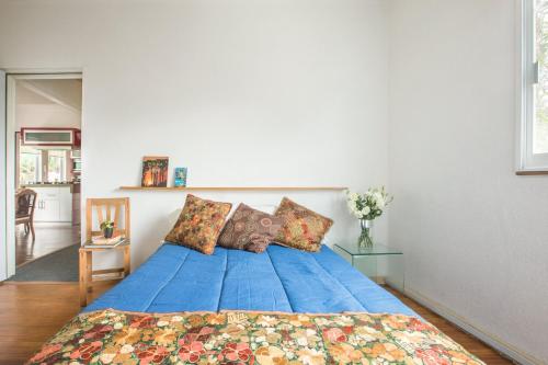 a blue bed with pillows in a bedroom at Loft Contemporaneo a 50m de la Plaza Principal de Coyoacán in Mexico City
