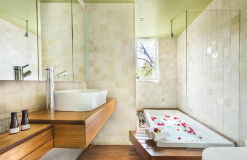 a bathroom with a sink and a bath tub at Loft Contemporaneo a 50m de la Plaza Principal de Coyoacán in Mexico City