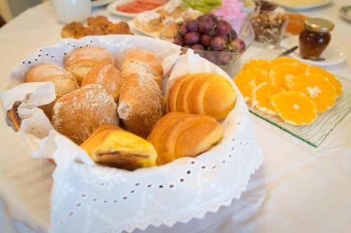 ein Korb mit Gebäck und Orangen auf dem Tisch in der Unterkunft Casa do Outeiro in Sobradelo da Goma