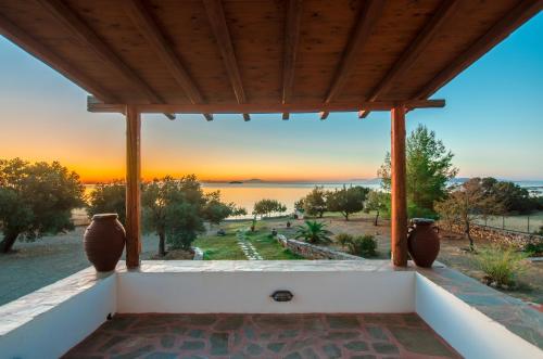 Von der Veranda eines Hauses genießen Sie Meerblick. in der Unterkunft Theonis Villas in Moutsoúna