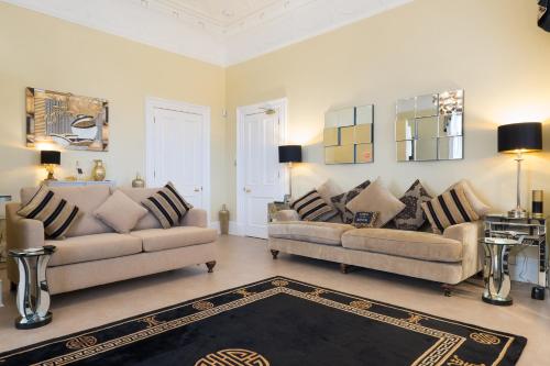 uma sala de estar com dois sofás e um tapete em Marks At The Manor Luxury Riverside Apartments - Sleeps up to 4, with Parking and Sky TV em Aberdeen