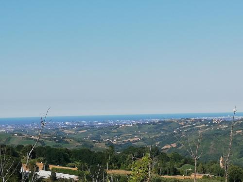 Blick auf eine Stadt von der Spitze eines Hügels in der Unterkunft B&B RIPALTA in Sogliano al Rubicone