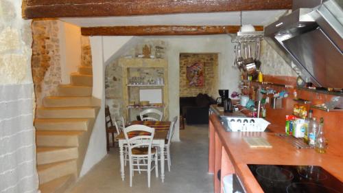 Gallery image of Appartement avec patio,2 chambres,Patangarles in Arles