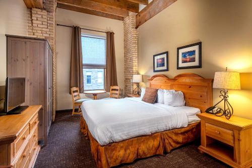 En eller flere senge i et værelse på The Suites Hotel at Waterfront Plaza