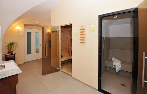 baño con ducha y puerta de cristal en Hotel Andreas Hofer, en Egna