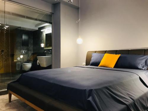 Un pat sau paturi într-o cameră la VNVP Apartment