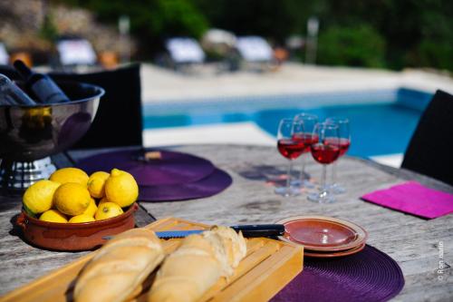 ein Tisch mit einem Korb Brot und Gläsern Wein in der Unterkunft Casa Verdazul in Tavira