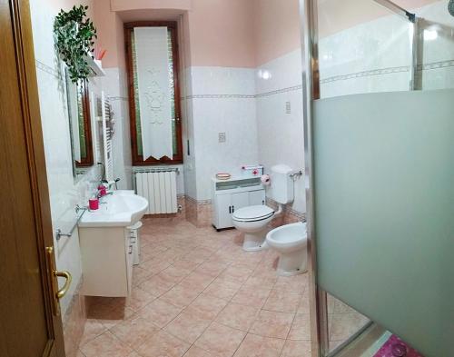 La salle de bains est pourvue de 2 toilettes et d'un lavabo. dans l'établissement Casa Taiuti, à San Piero a Sieve