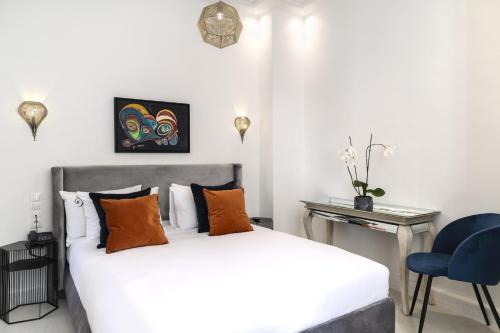 Ein Bett oder Betten in einem Zimmer der Unterkunft Suite Azur Hotel