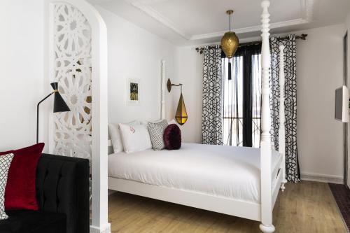 Ein Bett oder Betten in einem Zimmer der Unterkunft Suite Azur Hotel