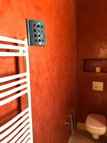 a bathroom with a bunk bed and a toilet at Dar El Jerbi in Mezraya