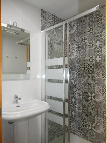 a bathroom with a sink and a shower at MALDONADO LUJO SUPERIOr CENTRO MALAGA in Málaga