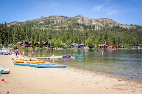 Gallery image of Classic Donner Lake View Cabin in Truckee
