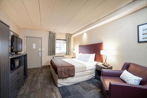 Postel nebo postele na pokoji v ubytování Carlton Inn Midway