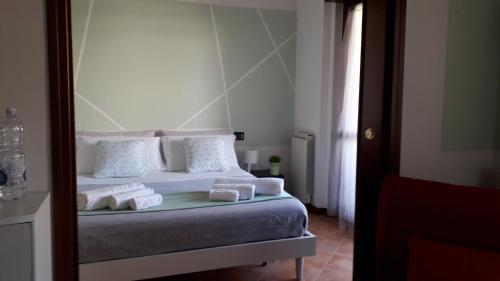 - une chambre avec un lit et 2 serviettes dans l'établissement Alloggio turistico a Giardino di Roma, à Rome