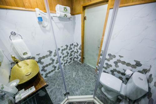 Ett badrum på Hyde Park Resort Bishkek2023