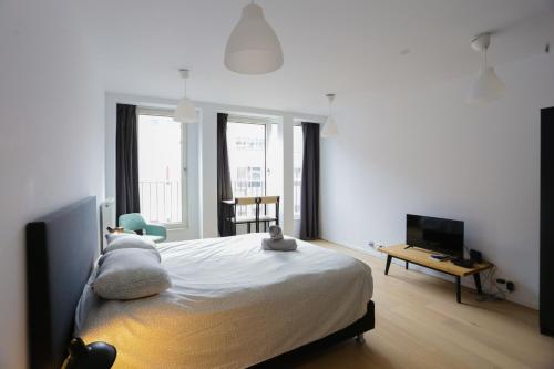 Кровать или кровати в номере European institutions apartments