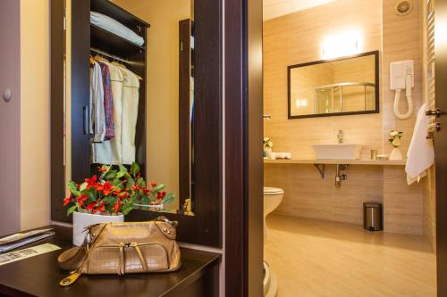A bathroom at Hotel Villa Boyana - Free Parking