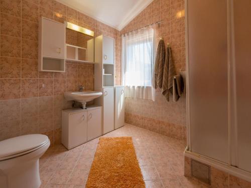 ein Badezimmer mit Toilette und Waschbecken in der Unterkunft Apartments Alin in Dramalj