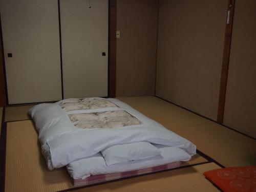 Voodi või voodid majutusasutuse Ishiba Ryokan toas