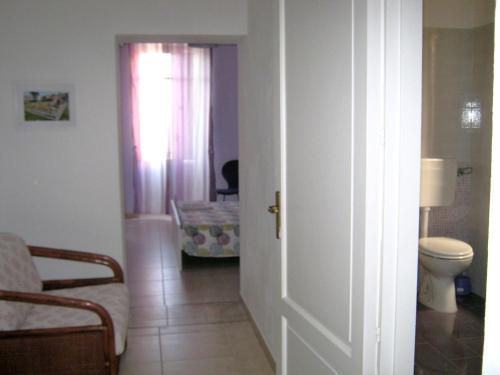 Pokój z łazienką z toaletą i drzwiami w obiekcie B&B Mare Di S. Lucia w Syrakuzach