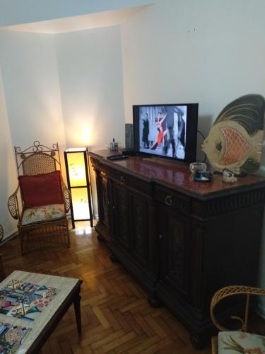 ein Wohnzimmer mit einem TV auf der Kommode in der Unterkunft Vidt 2001 Alto Palermo in Buenos Aires